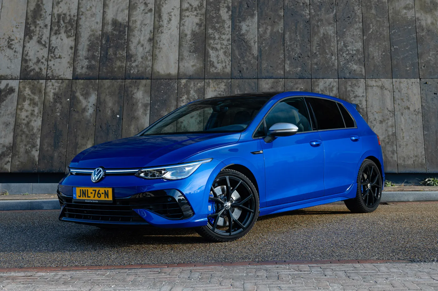Blauwe Volkswagen Golf R